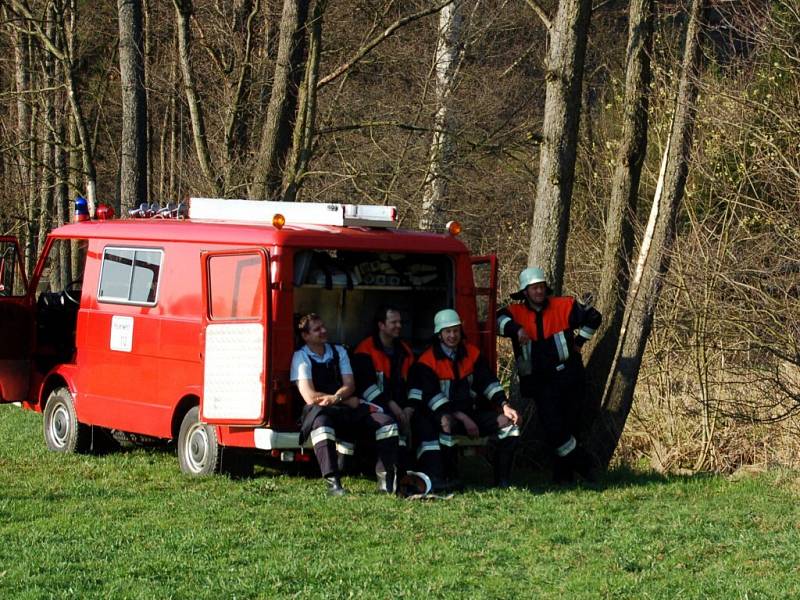 Požár lesního porostu u státní hranice nedaleko od Starého Hrozňatova na Chebsku