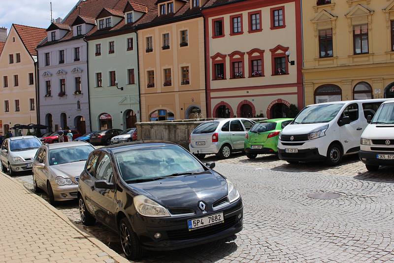 Semestrální práce studentů se zabývaly parkováním v předmostí i revitalizací náměstí, které je stále plné aut.