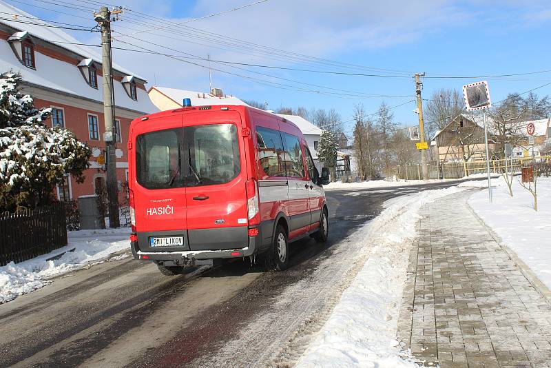 Roušky všem občanům Milíkova a přidružených obcí rozvezli dobrovolní hasiči už v sobotu dopoledne. Na pomoc státu obec nechtěla čekat.