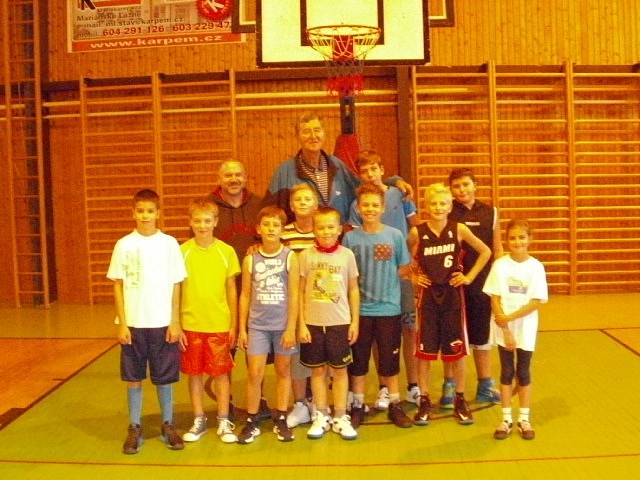 Postava Jiřího Zídka je zcela nepřehlédnutelná. Třetí zleva je trenér mariánskolázeňských basketbalistů Roman Gezo.