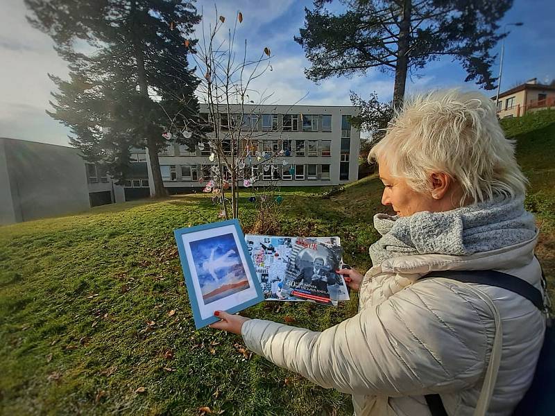 Happening Komunitního osvětového společenství v Chebu s názvem „Ptačí sněm“, který připomíná nedožité 85. výročí narození Václava Havla pokračuje ve své osvětě.