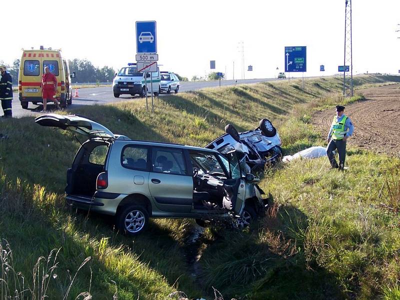 DĚJIŠTĚM NĚKOLIKA DOPRAVNÍCH NEHOD, nezřídka smrtelných, byla častokrát křižovatka u čerpací stanice Ono směrem na Jesenici. Na tomto snímku je jedna z kolizí, zemřeli při ní dva lidé.  