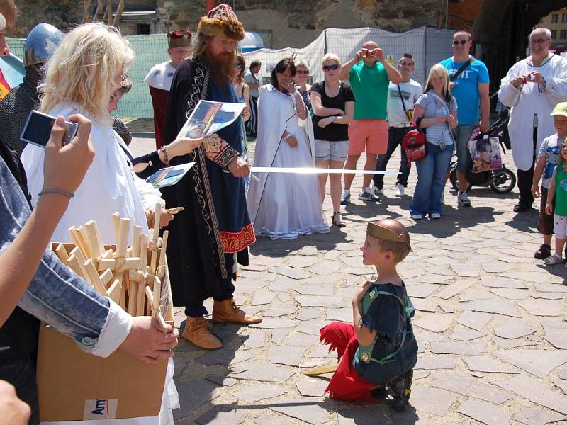 DĚTI Z MATEŘSKÉ ŠKOLY na Malém náměstí na Zlatém vrchu se snažily pátrat po chebské historii na náměstí Krále Jiřího z Poděbrad a na Chebském hradě. 