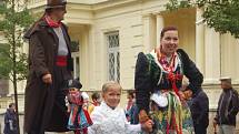 MARIÁNKY PATŘILY FOLKLORU. Mezinárodní folklorní festival Mariánský podzim se tradičně uskutečnil v Mariánských Lázních. Kromě vystoupení na kolonádě nebo v anglikánském kostele měli místní i hosté možnost spatřit krásu lidových krojů při průvodu městem. 