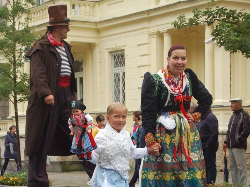 MARIÁNKY PATŘILY FOLKLORU. Mezinárodní folklorní festival Mariánský podzim se tradičně uskutečnil v Mariánských Lázních. Kromě vystoupení na kolonádě nebo v anglikánském kostele měli místní i hosté možnost spatřit krásu lidových krojů při průvodu městem. 