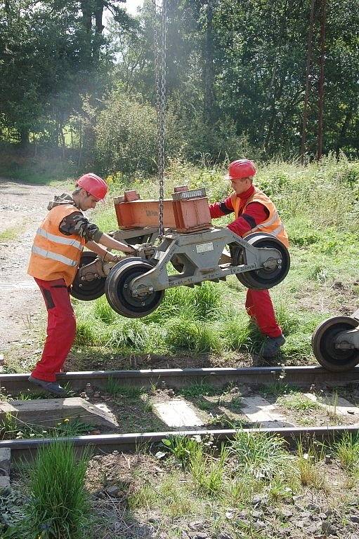 PRÁCE NA POSLEDNÍ ČÁSTI třetího tranzitního koridoru na trati Cheb Cheb státní hranice jsou v plném proudu. Stavebníci právě nyní připravují okolí kolem trati pro novou etapu. 