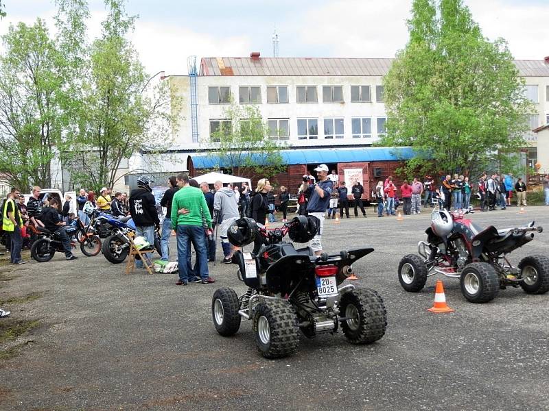 Kaskadérští amatéři z téměř celé republiky se sjeli na takzvaný Stuntplac v Dolních Dvorech u Chebu.