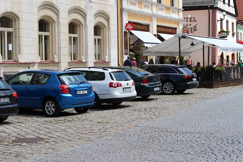 Semestrální práce studentů se zabývaly parkováním v předmostí i revitalizací náměstí, které je stále plné aut.