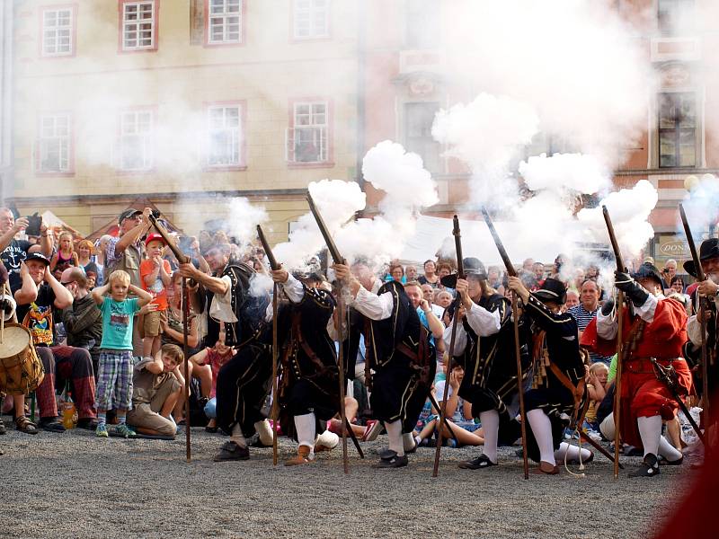Jarmark, středověká vesnička, rytířský turnaj na koních a také velká bitva. To a spousty dalšího čekalo na návštěvníky Valdštejnských slavností, které se v Chebu konaly uplynulý pátek a sobotu.