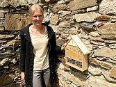 Na chebském hradě rádi vidí nejen lidské návštěvníky, ale i hmyz a drobné živočichy. Zástupkyně kastelána Markéta Šedivá ukazuje jeden z hmyzích domečků, který sem pořídili.