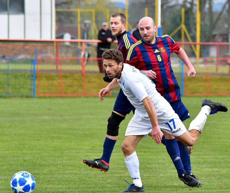 Chebská Hvězda (v bílém) dosáhla v Nové Roli na výhru 2:0.