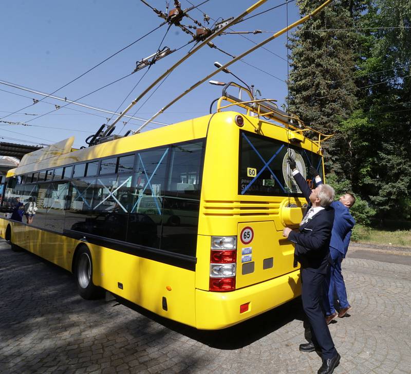 Svatebně nazdobený trolejbus vezl novomanžele Mariánskými Lázněmi