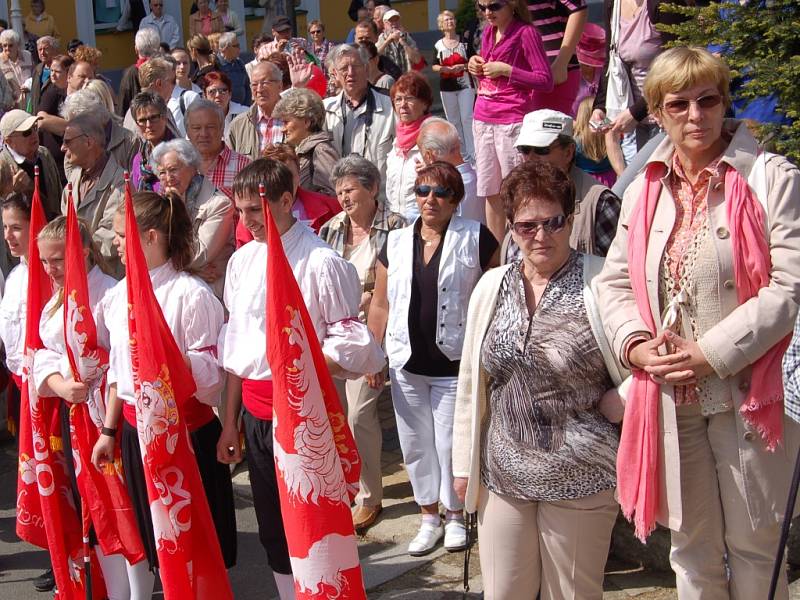  Start do lázeňské sezóny mají za sebou  úspěšně také Františkovy Lázně. V krásném, slunečném počasí se pobavily tisícovky hostů. Mezi nimi si užíval také politik Jiří Paroubek. 