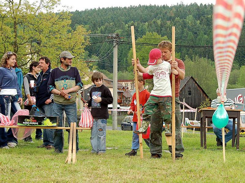 Děti si zaskákaly v pytlích. 