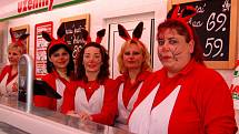 Prodavačky z jedné chebské prodejny  společně oslavily Velikonoce. Se zaječími oušky rozdávaly zákazníkům úsměvy