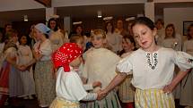 Folklorní soubor Marjánek se představil veřejnosti na druhém předvánočním setkání na Krakonoši