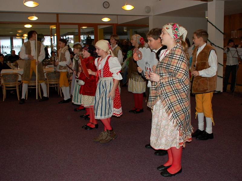 Folklorní soubor Marjánek se představil veřejnosti na druhém předvánočním setkání na Krakonoši