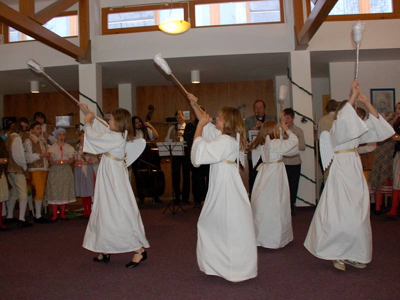 Folklorní soubor Marjánek se představil veřejnosti na druhém předvánočním setkání na Krakonoši