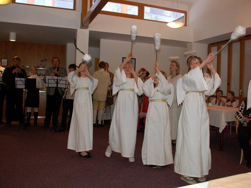 Folklorní soubor Marjánek se představil veřejnosti na druhém předvánočním setkání na Krakonoši