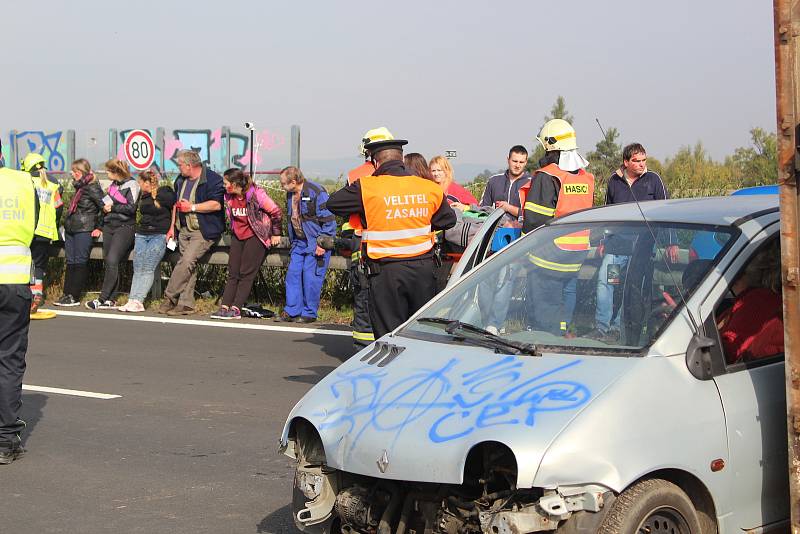 Záchranářské manévry při hromadné nehodě na D6.