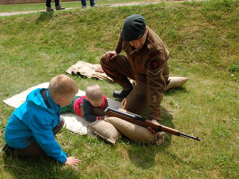 Netradiční dětský den si připravili organizátoři na hradě Cheb. Pro všechny malé návštěvníky si tu totiž nachystali brannou výchovu s britským vojskem Commandos z druhé světové války.