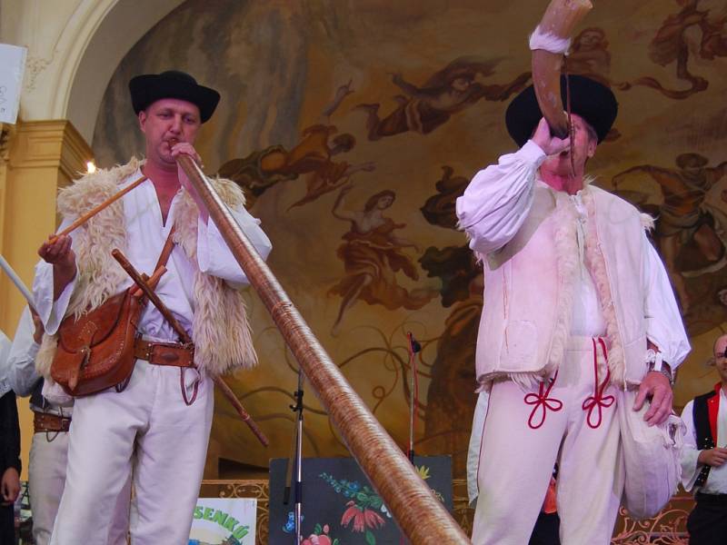 MARIÁNKY PATŘILY FOLKLORU. Mezinárodní folklorní festival Mariánský podzim se tradičně uskutečnil v Mariánských Lázních. Kromě vystoupení na kolonádě nebo v anglikánském kostele měli místní i hosté možnost spatřit krásu lidových krojů při průvodu městem. 