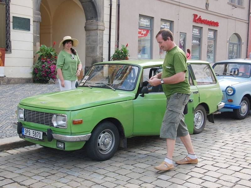 Náměstí ozdobilo sedmnáct nablýskaných trabantů.