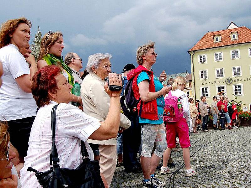 Několik tisíc diváků se přišlo v sobotu podívat na pokračování oslav výročí 950. let od první písemné zmínky o Chebu na chebské náměstí Krále Jiřího z Poděbrad. 