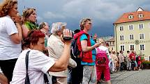 Několik tisíc diváků se přišlo v sobotu podívat na pokračování oslav výročí 950. let od první písemné zmínky o Chebu na chebské náměstí Krále Jiřího z Poděbrad. 