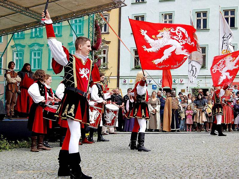 Několik tisíc diváků se přišlo v sobotu podívat na pokračování oslav výročí 950. let od první písemné zmínky o Chebu na chebské náměstí Krále Jiřího z Poděbrad. 