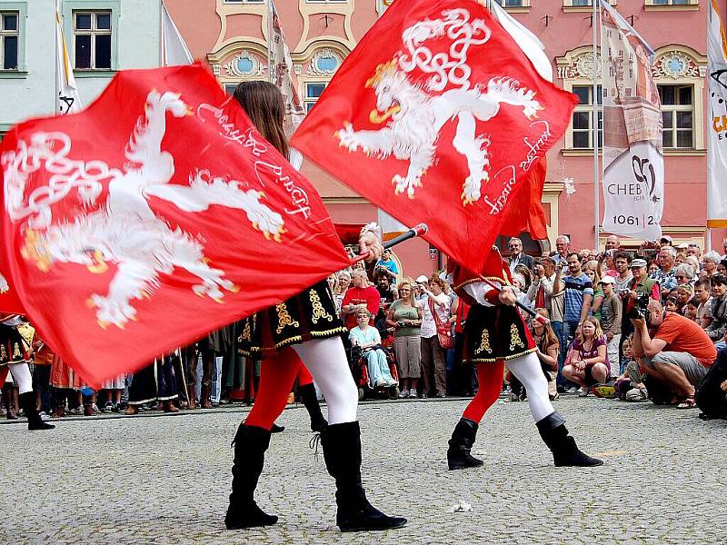 Několik tisíc diváků se přišlo v sobotu podívat na pokračování oslav výročí 950. let od první písemné zmínky o Chebu na chebské náměstí Krále Jiřího z Poděbrad. 