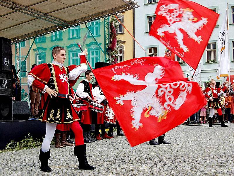 Několik tisíc diváků se přišlo v sobotu podívat na pokračování oslav výročí 950. let od první písemné zmínky o Chebu na chebské náměstí Krále Jiřího z Poděbrad. 