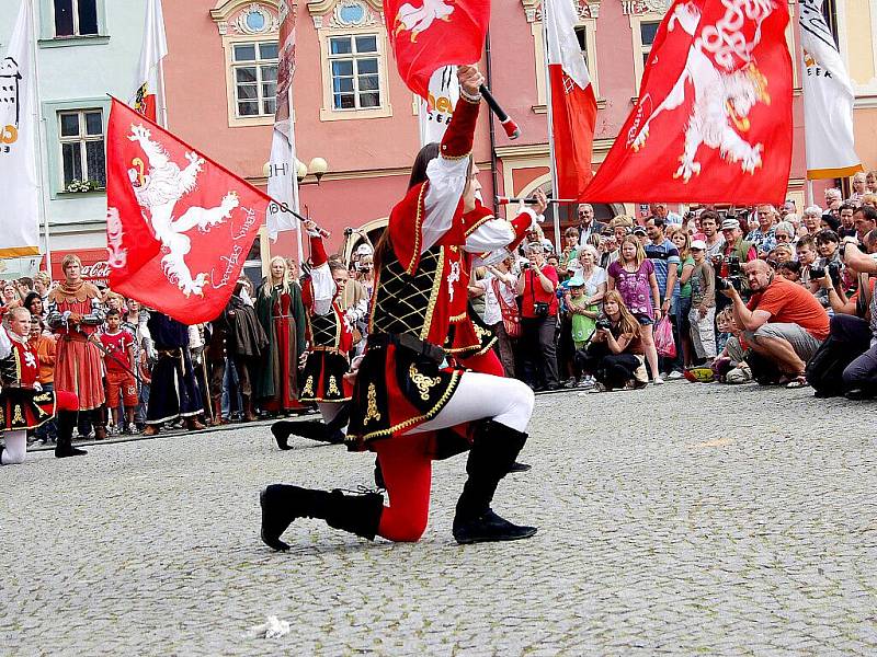 Několik tisíc diváků se přišlo v sobotu podívat na pokračování oslav výročí 950. let od první písemné zmínky o Chebu na chebské náměstí Krále Jiřího z Poděbrad. 