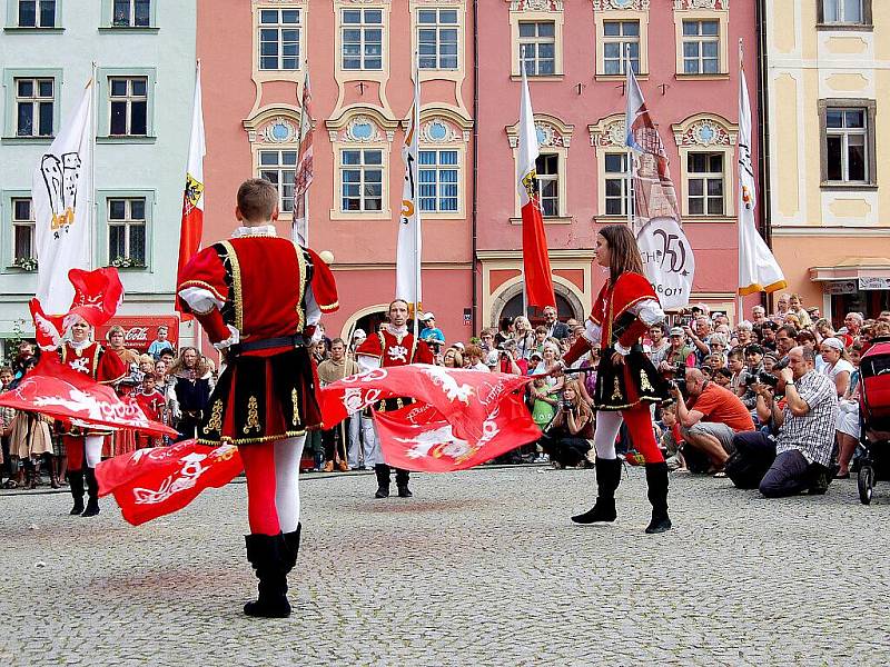 Několik tisíc diváků se přišlo v sobotu podívat na pokračování oslav výročí 950. let od první písemné zmínky o Chebu na chebské náměstí Krále Jiřího z Poděbrad. 