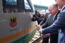 Desetiletou spolupráci německého dopravce Vogtlandbahn a Českých drah (ČD) připomnělo slavnostní odhalení znaku města Cheb na vlakové soupravě Desiro na chebském nádraží. 
