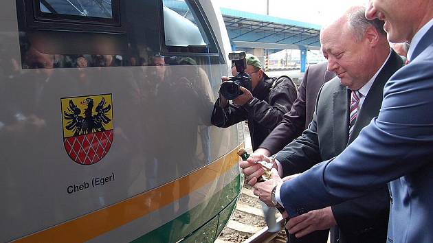 Desetiletou spolupráci německého dopravce Vogtlandbahn a Českých drah (ČD) připomnělo slavnostní odhalení znaku města Cheb na vlakové soupravě Desiro na chebském nádraží. 