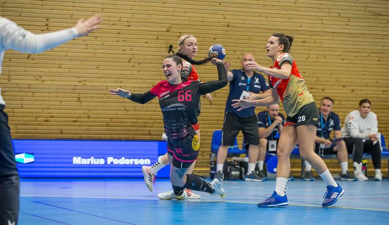 Házenkářky Lázní Kynžvart porazily v interlize na domácí palubovce DHC Plzeň 37:22.