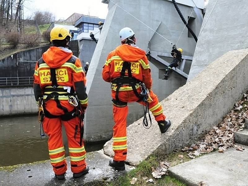 V kulisách hrázního tělesa přehrady Skalka v Chebu se uskutečnilo speciální cvičení hasičů-lezců.