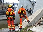 V kulisách hrázního tělesa přehrady Skalka v Chebu se uskutečnilo speciální cvičení hasičů-lezců.