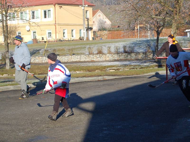 HOKEJ nesmí na silvestra v Milíkově chybět. 