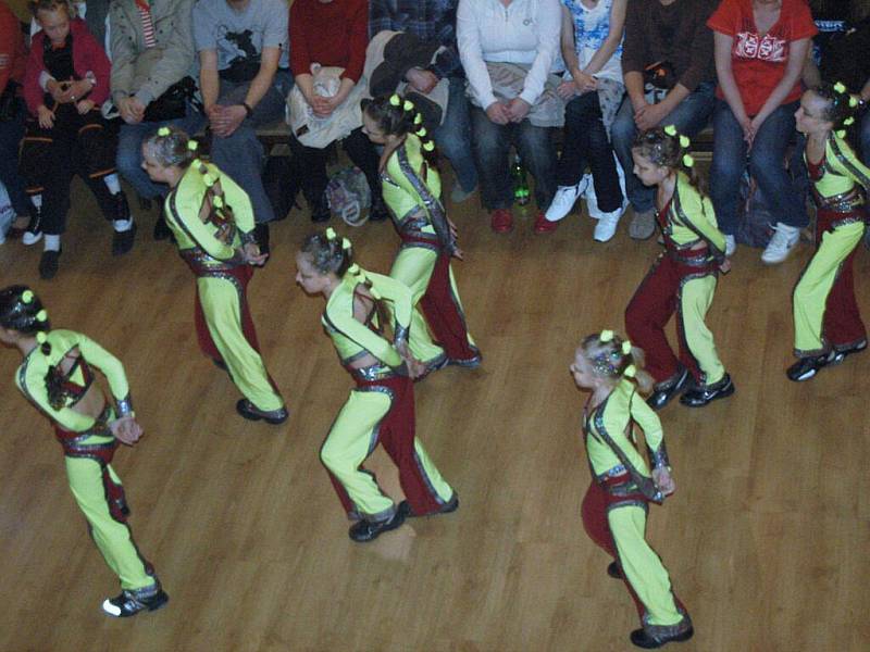 Na tanečním parketě v chebském Produkčním centru Kamenná se vystřídaly více než tři stovky mladých tanečníků. Konala se tu otevřená republiková soutěž tanečních předtančení.