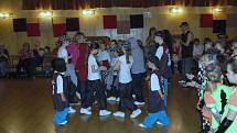 Na tanečním parketě v chebském Produkčním centru Kamenná se vystřídaly více než tři stovky mladých tanečníků. Konala se tu otevřená republiková soutěž tanečních předtančení.