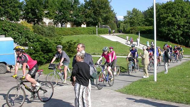 Cyklisté v lázeňském parku v Mariánských Lázních.