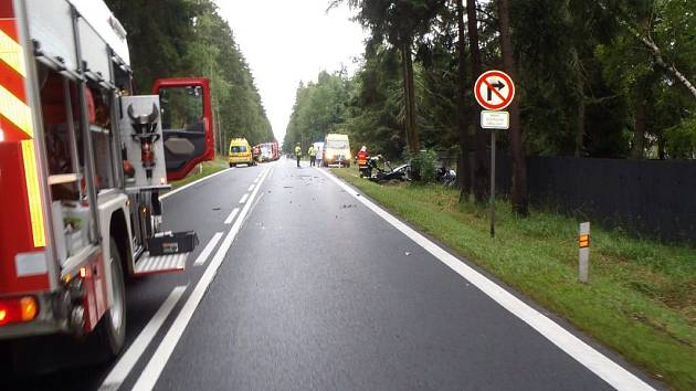 Nehoda dvou osobních vozidel ochromila provoz mezi Aší a Hazlovem. 