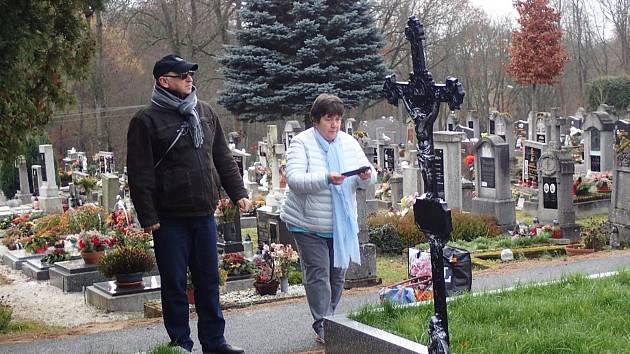 Uctít památku 36 obětí v masových hrobech přijeli do Hazlova členové spolku Svazu Maďarů žijících v českých zemích, Pobočný spolek Karlovy Vary.