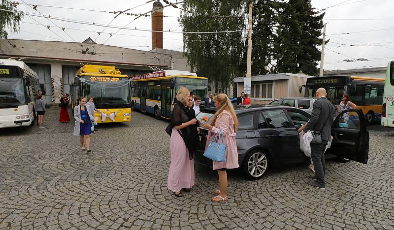 Ze svatby novomanželů Petra Faměry a Michaely Šůsové a svatební jízdy trolejbusem v Mariánských Lázních.