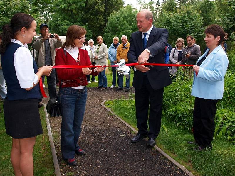 V Pohádkovém ráji na mariánskolázeňském Krakonoši přibyly další nové sochy.