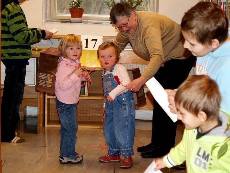 Městská knihovna v Chebu se připojila k akci s názvem Den pro dětskou knihu. Obě budovy knihovny tak byly v sobotu plné čtenářů i jen zvědavých kolemjdoucích.