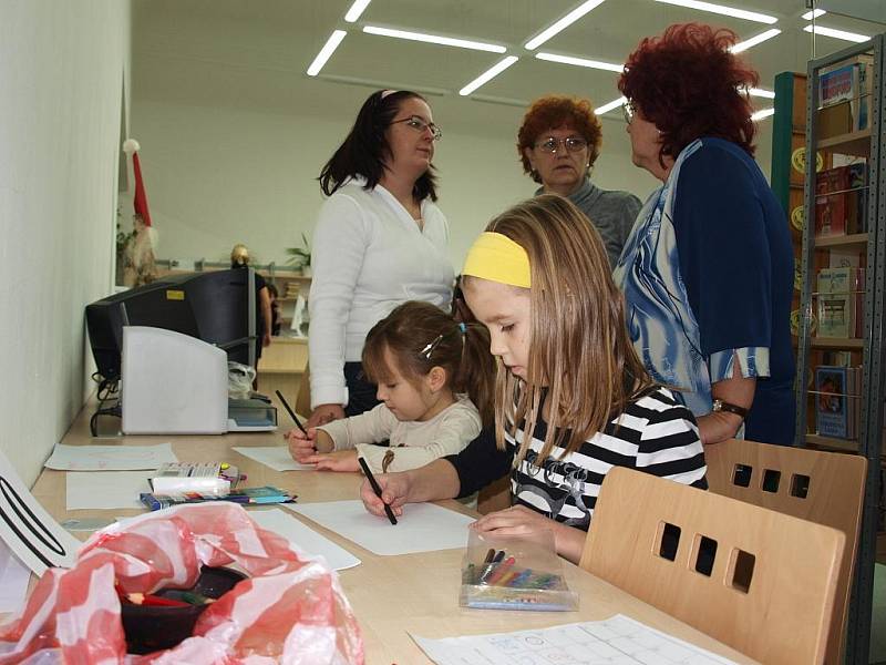 Městská knihovna v Chebu se připojila k akci s názvem Den pro dětskou knihu. Obě budovy knihovny tak byly v sobotu plné čtenářů i jen zvědavých kolemjdoucích.