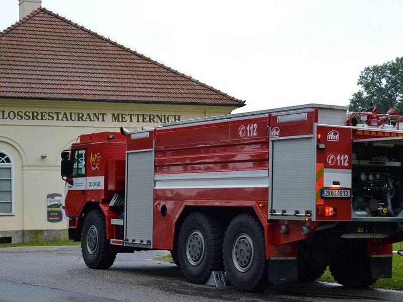 DVACET MINUT museli hasiči v rámci cvičení na zámku Kynžvart zajišťovat stálou dodávku vody.